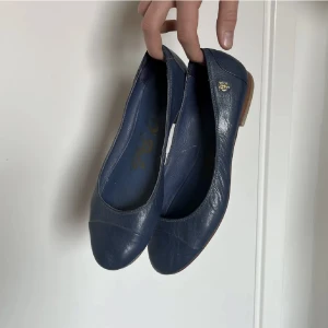 Ballerina skor  - GRATIS FRAKT! Så fina ballerina skor från Marco Polo som tyvärr är förstora för mig, de är i väldigt fint skick och har inga skador!❤️ Skriv gärna privat om du har några frågor❤️❤️