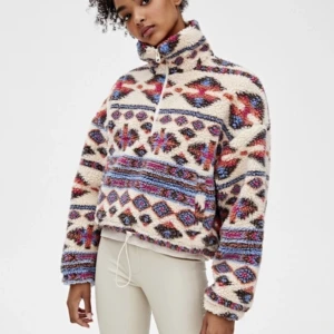 Pullover jacka/tröja - En pullover tröja eller jacka. materialet inuti är glansigt. Knappt använd och i bra skick. Ganska kort och slutar vid höftbenen på mig som är 170 cm.  Dragsko nedtill halv dragkedja Fickor fram på sidorna  Ärminnerlängd: 41 cm Längd: 50 cm