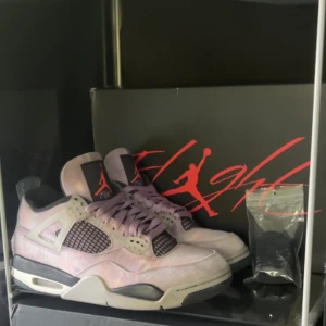 Jordan 4 zen master  - 🌸Jordan 4 zen master 🌸🔥Storlek 42 🔥⚡️Perfekt skick ⚡️❗️Box och kvitto tillkommer ❗️📦Kan fraktas eller mötas upp i Stockholm 📦⭐️Skickar gärna flera bilder eller svarar på frågor ⭐️🦋Pris kan diskuteras vid snabb affär 🦋
