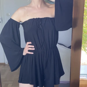 Jumpsuit från NLY🖤 - Jumpsuit från NLYONE 🖤  Du justerar hur tight du vill ha den knuten ovanför bysten med snöret ☺️ resår i midjan 🖤
