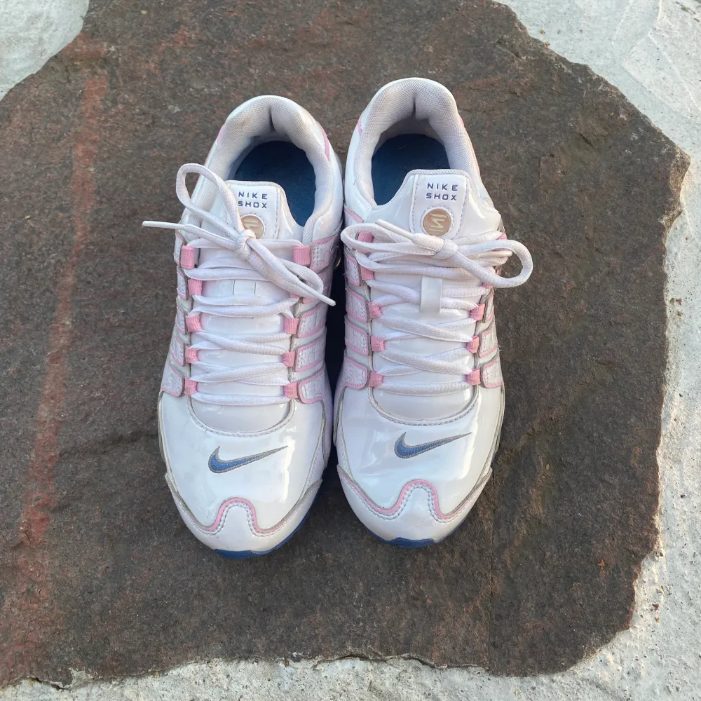 Säljer unika Nike shox skor i bra skick. Endast några få fläckar som förmodligen kan tas bort om man känner att man har tid. (Skriv för att få se bild på fläckar). Skornas secondhand värde är 1000-1800 i detta skick. (Kolla eBay). Medföljer ingen låda.. Skor.