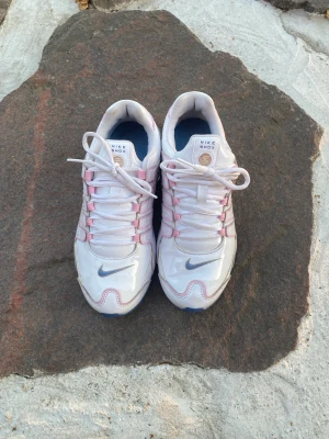 Unika Nike shox skor - Säljer unika Nike shox skor i bra skick. Endast några få fläckar som förmodligen kan tas bort om man känner att man har tid. (Skriv för att få se bild på fläckar). Skornas secondhand värde är 1000-1800 i detta skick. (Kolla eBay). Medföljer ingen låda.