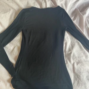 Säljer min Svarta Intimissimi tröja!  - Den är använd fåtal gånger!  Kan sälja direkt för 240