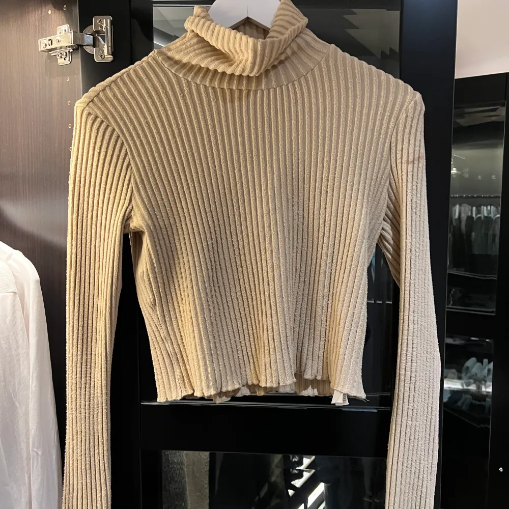 Beige, croppad tröja från Gina tricot. Toppar.