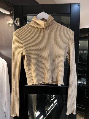 Croppad tröja  - Beige, croppad tröja från Gina tricot