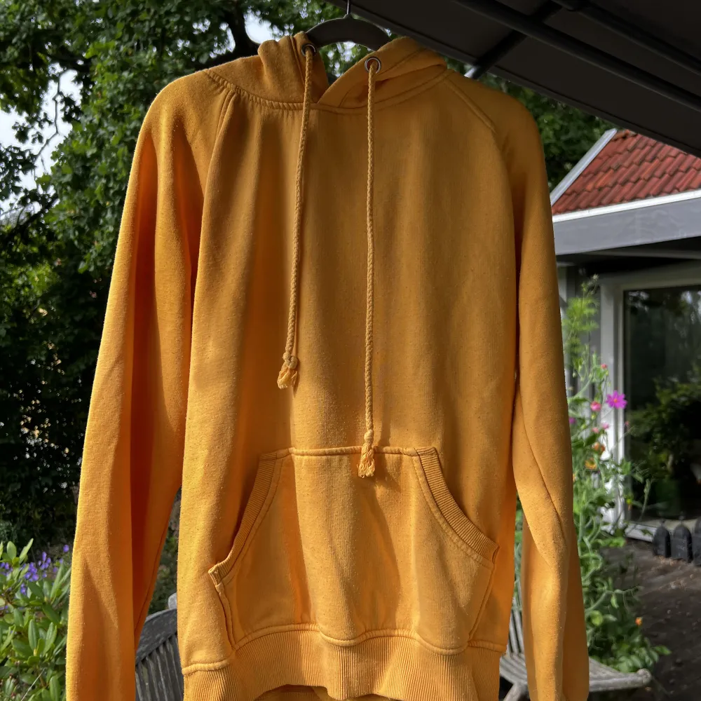 En gul hoodie från BikBok i storlek XS, men är oversised. Hoodies.
