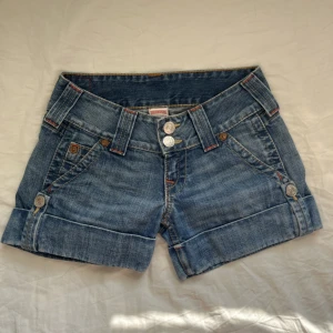 true religion shorts - jag köpte dessa här på Plick men de har tyvärr inte används så mycket, så därför så säljer ja dem. Passar mig som är 165. (Bild 3 är från förra säljaren)