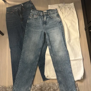 3 jeans  - Alla jeansen är knappt använda. De är super fina men passar inte mig.   De mörka blåa (strl 26/30) och de vita (strl 24/30) är från weekday i Rowe modellen, och de ljusa i mitten (strl 34) är från Gina tricot. 
