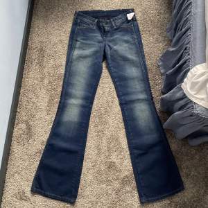 Säljer dessa lågmidjade Wrangler jeans som är bootcut💕 Säljer eftersom dem är för små för mig!  W24  L32