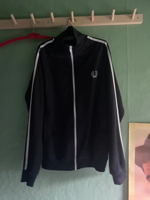 Fred Perry kofta - En svart Fred Perry kofta i bra skick. Inga tydliga slitningar. I storlek S