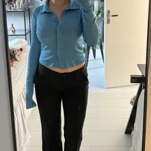 Tröja från NAKD - Skimrig topp från NAKD! Det finns små defekter som ses på sista bilden. Borde gå att fixa någorlunda💕