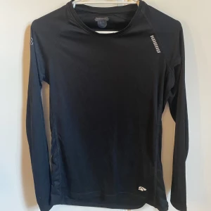 Svart sporttröja - Jetblack sporttröja från finska märket ”Karhu” i jättefint skick, passar tyvärr inte mig!!