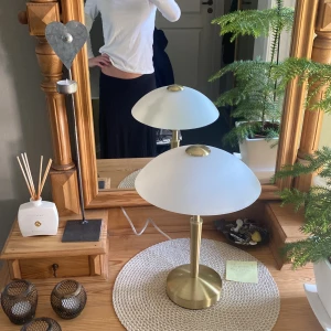 Lång basic svart kjol - En jättefin lång svart kjol som ej kommer till användning, den går lite neråt i bak, nypriset kommer jag ej ihåg💕💕fin till sommaren( storlek är 134/140 men passar mig som är 158/164💕) väldigt stretchig och bra