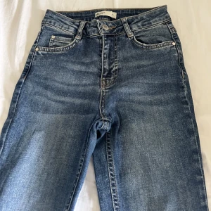 Jeans - Säljer ett par jätte fina Bootcut jeans från Gina tricot nyskick❤️ det är xs jag brukar ha xs men dom här är jätte små kan inte få på mig dom🌸