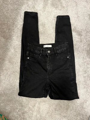 Jeans svarta  - Helt nya oanvända 