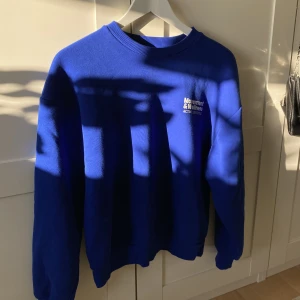 Sweatshirt  - Cool tröja med tryck på ryggen, i nyskick!!🫶🏼