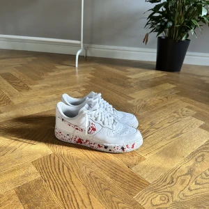 Nike Air Force 1 (Custom) - Egengjorda Af1 men röd och svart akrylfärg. Använt dem ca 4 gånger 