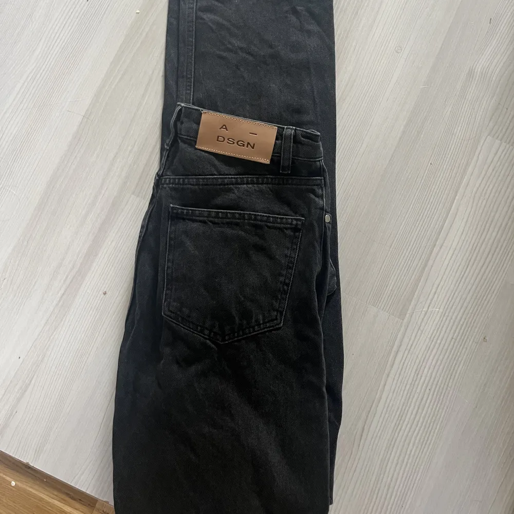 Säljer nu mina jätte fina jeans från Adsgn, dom är i super fint skick och använda fåtal gånger bara. Storlek S. Säljer dom för 400+Frakt.  Köpte dom nya för 800kr. Jeans & Byxor.