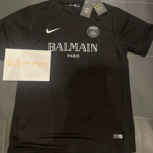 Fotbollströjor 350kr - OBS ! Beställningsvara  Har alla slags fotbollströjor  Landslag ligor retro  Kan lägga nummertryck om så önskas  INSTAGRAM : @jerseysgbg