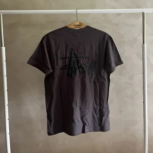 Stussy tröja - En ny stussy tshirt med stort logotyptryck. Storlek Medium