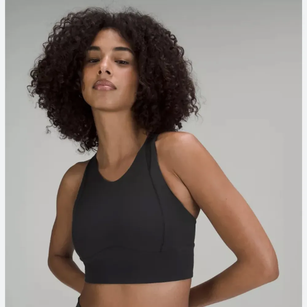 Säljer min Lululemon Everlux Mesh bra pga för liten🍳 Storlek 6 (sitter som en s), använd 5 gånger. Nypris ca 700sek. Hoodies.