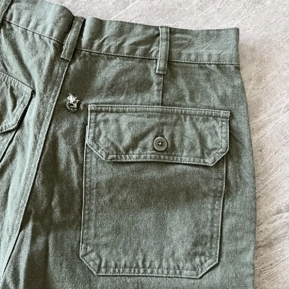 Djerf Avenue Go To Green Cargo Pants - Tall  Storlek Small  Säljes pga för stora för mig  Ett hål vid ena fickan på rumpa, därav det låga priset! Går nog lätt att laga      . Jeans & Byxor.