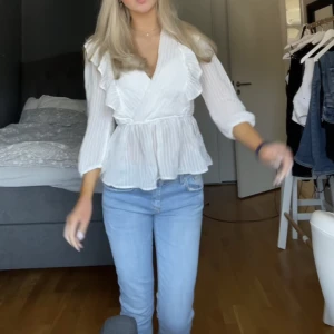 Vit blus  - Säljer jätte trendig tröja från Zalando som är slutsåld. bra skick, super duper fin. 💗 pris går alltid att diskutera. Köpt för 500