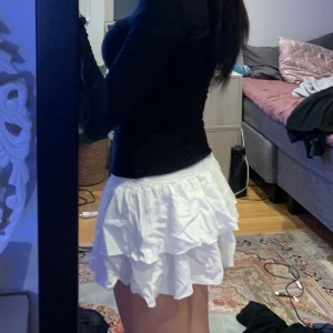 Kjol - Säljer den här helt oanvända kjolen pga att den kommer aldrig till användning<3