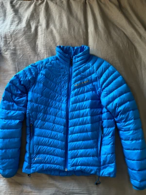 Helly Hansen jacka  - lite tunnare dunjacka jacka från Helly Hansen perfekt nu i höst bra skick säljer för jag har växt ur den