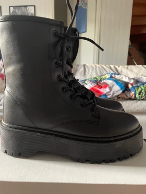 Kängor  - Kängor stl 38 endast provade 