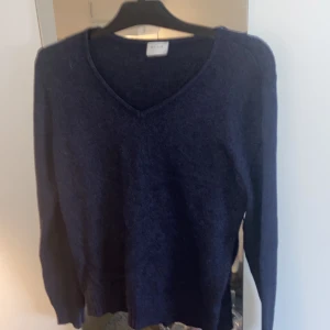 Stickad tröja  - Stickad tröja från vila, marinblå, i storlek S, som ny. 