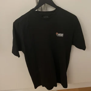 Vans t-shirt - Svart t-shirt från vans i storlek M med tryck på framsidan och baksidan. Bra skick.
