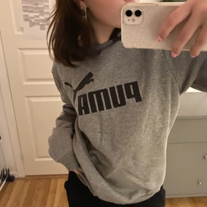 Puma sweatshirt - Super mysig puma tröja, använd men fortfarande i nyskick💓 pris kan diskuteras, köparen står för frakt!