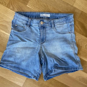 Jeans shorts  - Ett par jeansshorts från Cubus i storlek S. Är lite utstretchade vid låren men är dom uppvikta (jag har haft dom så) så syns det inte. Kan skicka fler bilder vid frågor! 