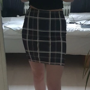 Minikjol - Jätteffin minikjol som är i töjbart tyg och är stretchig. Säljer pga för liten för mig. Knappt använd o i jättebra skick.