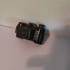 Kamera från 1954 samlarkamera finns film i men fungerar inte. Kan ta frakt 
