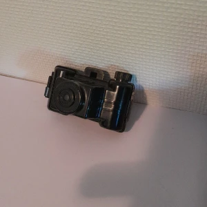 Kamera filius f= 50 mm från 1954 - Kamera från 1954 samlarkamera finns film i men fungerar inte. Kan ta frakt 