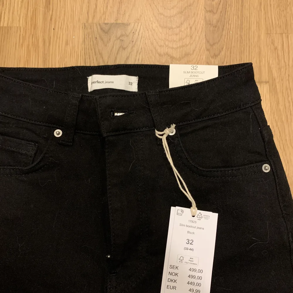 Helt nya jeans från Gina tricot, säljer pågrund av att dom va för små för mig. Jeans & Byxor.