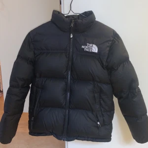 North face 1996 nuptse jacka unisex - Väl omhändertagen. Utmärkt skick. Säljer pga för liten. Denna är ”youth/junior version” i str L. Nypris i butik är 2995:- 🤍