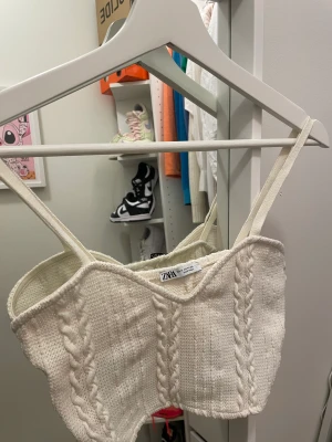 Zara top - Virkad kort top från zara, oanvänd i strl M