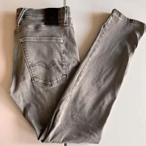 Säljer repaly anbass jeans i bra skick storlek W32 L30 hyperflex