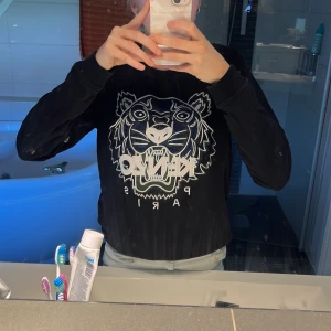 Kenzo tröja - Säljer för jag använder den inte. Bra skick! Storlek S men passar Xs