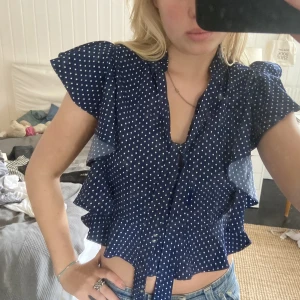 Blus💙 - Så fin blus från in the style som man kan knyta på olika sätt!💙💙💙