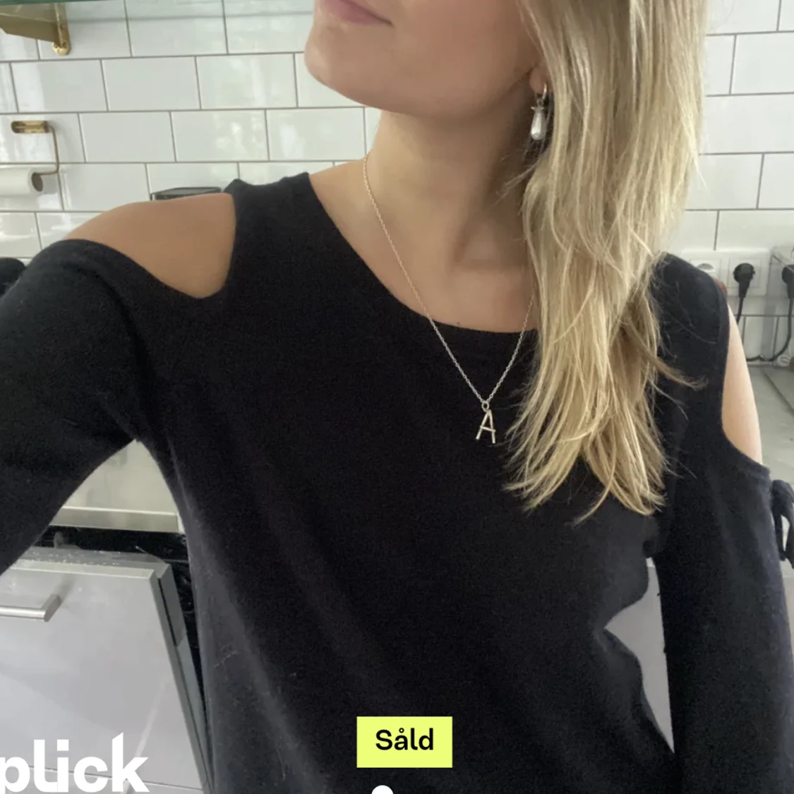 Stickad tröja med hål på axlarna - 90