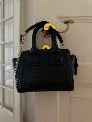 Söt stockholmsstil väska - Säljer denna fina väska från zara!  Använd men ändå bra skick. 