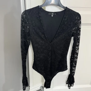 Body  - Svart body i spets i storlek 36. Snörningen över bröstkorgen är borttappad, men går enkelt att sätta i ett eget snöre där. Använd ett fåtal gånger så i mycket bra skick. 40kr plus frakt.  Har mycket fler plagg ute tillsalu! 