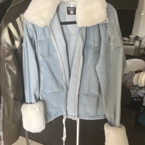 Boohoo jacka  - Säljer nu min älskade boohoo jacka då jag söker ny till hösten. Supersnygg modell och inga defekter!🙌🙌
