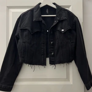 croppad jeansjacka - oanvänd
