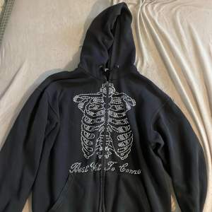 Hej säljer nu min rihnestone hoodie för den har blivit för liten för mig den är i ganska bra skick och den är i storlek S och kontakta mig gärna om du har några fler frågor eller om du är intresserad 