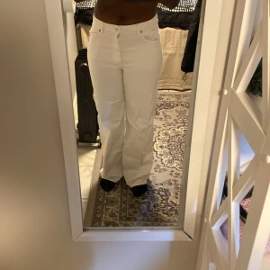 Jeans  - Vita jeans jättesköna, sitter på kroppen. De är för långa för mig och jag är 160 cm. Har används knappt gillar inte vita byxor. Den är nästan ny. 